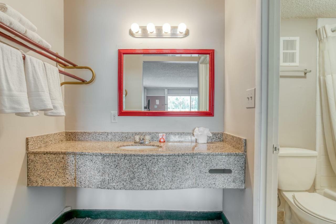 Bayside Inn Pinellas Park - Clearwater Екстер'єр фото