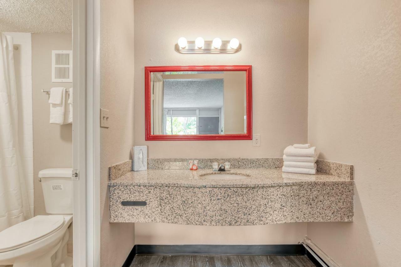 Bayside Inn Pinellas Park - Clearwater Екстер'єр фото